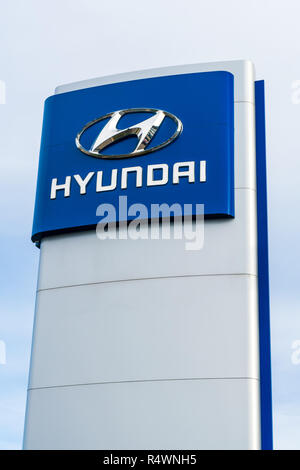 BLOOMINGTON, MN/STATI UNITI D'America - 18 novembre 2018: Hyundai concessionaria automobilistica segno e logo del marchio. La Hyundai Motor Company è un sud coreano multinatio Foto Stock