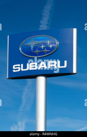 BLOOMINGTON, MN/STATI UNITI D'America - 18 novembre 2018: Subaru concessionaria automobilistica e logo del marchio. Foto Stock