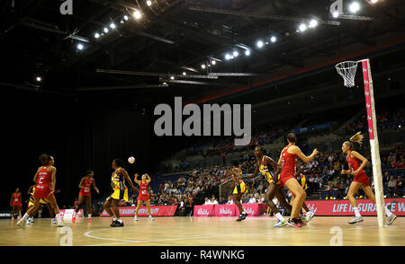 Una vista generale di azione tra Inghilterra Rose e Uganda ella gru durante la vitalità Netball serie internazionale corrisponde all'Echo Arena, Liverpool Foto Stock