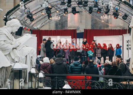 Berlino, 25 Dicembre 2017: Natale coro dei bambini sul palco a cielo aperto nella piazza di Berlino. Bambini cantano il Natale canzoni tradizionali. Foto Stock