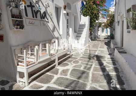 Tradizionale imbiancato vicolo in Mykonos Foto Stock