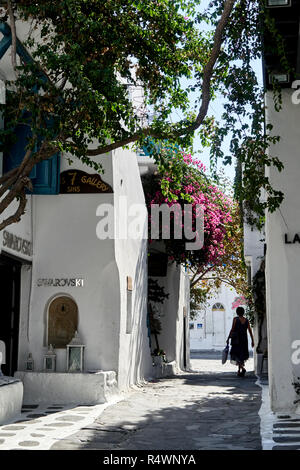 Tradizionale imbiancato vicolo in Mykonos Foto Stock