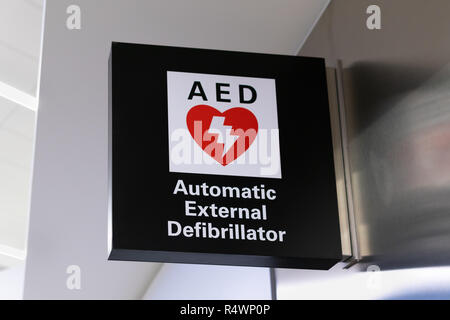 SAN FRANCISCO, CA/USA - Ottobre 10, 2018: Defibrillatore semiautomatico segno e logo. Foto Stock