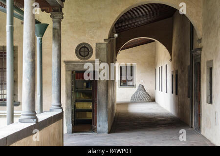 Il chiostro del canonico 15c alla Basilica di San Lorenzo, Firenze, Italia, su progetto del Brunelleschi. Si trova sotto la Biblioteca Laurenziana di Michelangelo Foto Stock