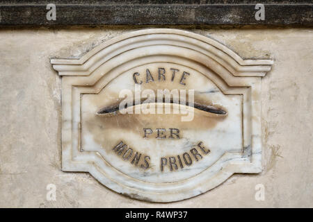 Basilica di San Lorenzo di Firenze (Italia). Un marmo antico letterbox per la prima può essere visto al di fuori della sua camere originali in 15c Canon di clausura Foto Stock