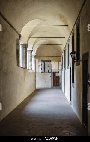 Il chiostro del canonico 15c alla Basilica di San Lorenzo, Firenze, Italia, su progetto del Brunelleschi. Si trova sotto la Biblioteca Laurenziana di Michelangelo Foto Stock