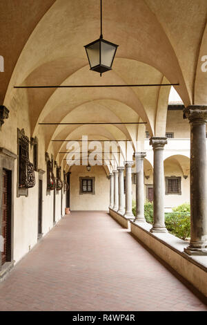 Il chiostro del canonico 15c alla Basilica di San Lorenzo, Firenze, Italia, su progetto del Brunelleschi. Si trova sotto la Biblioteca Laurenziana di Michelangelo Foto Stock