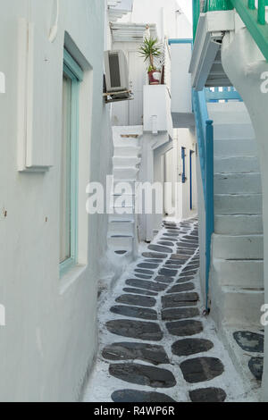 Tradizionale imbiancato vicolo in Mykonos Foto Stock