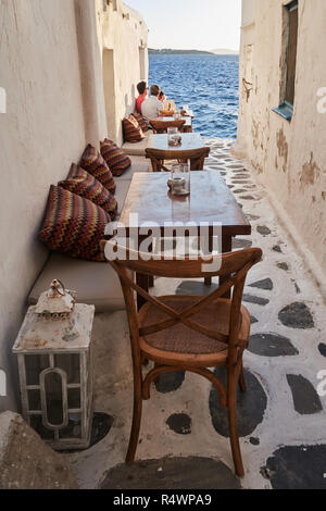 Ristorante romantico in Mykons con vista mare Foto Stock