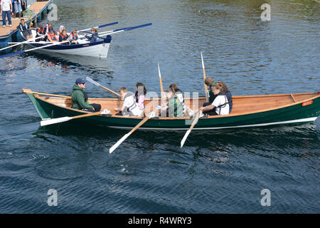 Shetland regata di canottaggio che si terrà in Hamnavoe Burra nelle isole Shetland durante l'estate. Le squadre locali gara per ciascun distretto Foto Stock