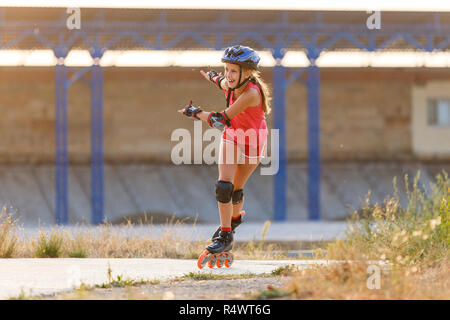 Giovane ragazza adolescente pattinaggio di velocità su rollerdrome. Foto Stock