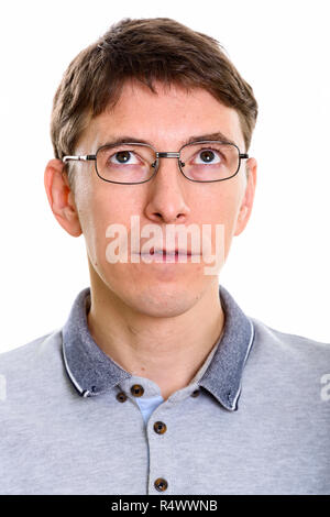 Studio shot del volto dell'uomo pensare guardando in alto Foto Stock