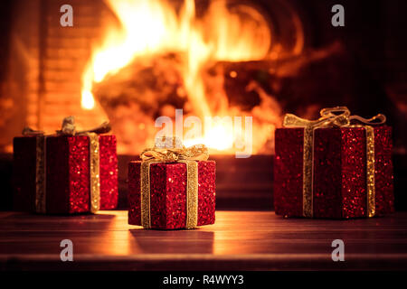 Decorazione di natale con caminetto sfocata in background. Foto Stock
