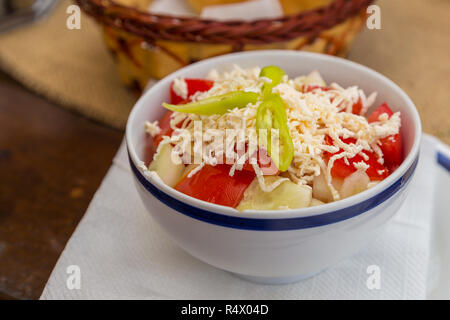 Insalata Shopska e tradizionale cibo dei Balcani. Zlatibor Serbia Foto Stock