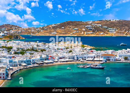 Dal porto di Mykonos con barche e mulini a vento in serata, Cicladi, Grecia Foto Stock