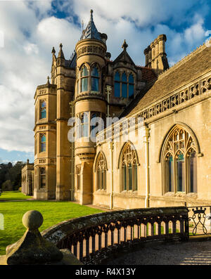 Tyntesfield sud anteriore. La sera sun evidenziando il calore del bagno di pietra di cui è costruito. Foto Stock