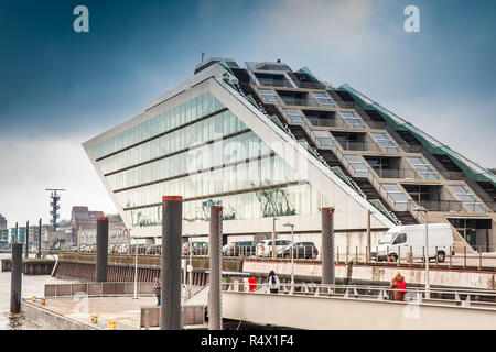 Amburgo, Germania - Marzo 2018: Dockland edificio per uffici a Edgar-Engelhard-Kai quay, pesca, porto di Amburgo Altona, fiume Elba Foto Stock