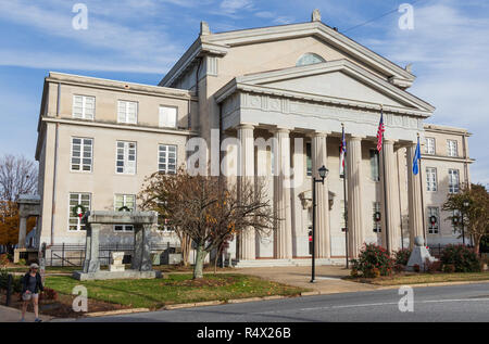 LINCOLNTON, NC, Stati Uniti d'America-11/25/18: Lincoln County Courthouse è un edificio storico costruito nel 1921, in classico stile Revival. Foto Stock