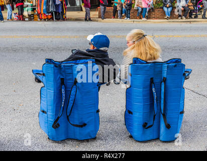 LINCOLNTON, NC, Stati Uniti d'America-11/25/18: un paio di sedersi in blu luminoso sedie pieghevoli, in attesa di una sfilata per iniziare. Foto Stock