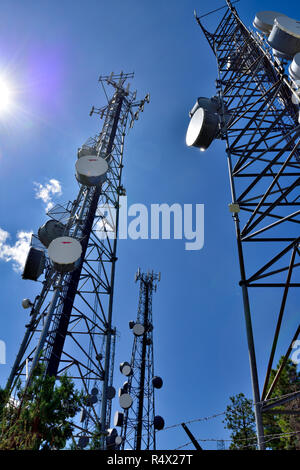 Torri di comunicazione con forno a microonde e telefono cellulare antenne Foto Stock