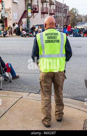 LINCOLNTON, NC, Stati Uniti d'America-11/25/18: Vest sull'uomo a parade, identificando come amateur radio comunicazioni di emergenza. Foto Stock