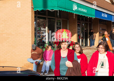 LINCOLNTON, NC, Stati Uniti d'America-11/25/18: Donna indossando grande Natale decorati hat in parata. Foto Stock