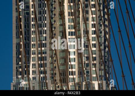 Vista di dettaglio del Beekman Tower (8 Spruce Street) la parte inferiore di Manhattan dal ponte di Brooklyn, New York in una giornata di sole Foto Stock