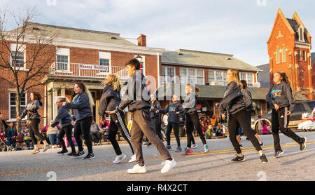 LINCOLNTON, NC, Stati Uniti d'America-11/25/18: Locale bordo estremo Dance Studio i membri partecipano in parata natalizia. Foto Stock