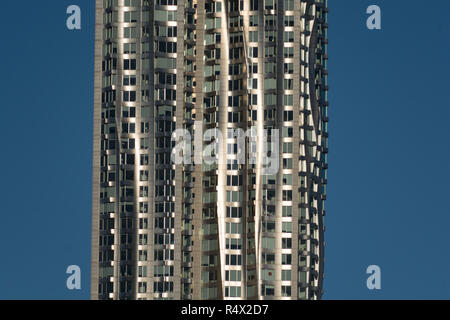 Vista di dettaglio del Beekman Tower (8 Spruce Street) la parte inferiore di Manhattan dal ponte di Brooklyn, New York in una giornata di sole Foto Stock