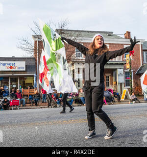 LINCOLNTON, NC, Stati Uniti d'America-11/25/18: giovane donna partecipa in una bandiera Corps, in parata natalizia. Foto Stock