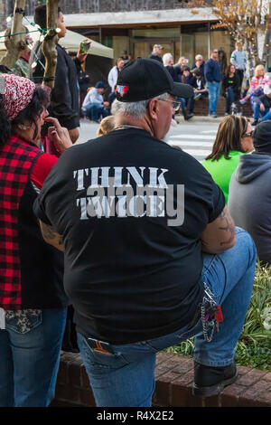 LINCOLNTON, NC, Stati Uniti d'America-11/25/18: uomo che indossa la t-shirt con "Pensare due volte l' stampati su di esso. Foto Stock