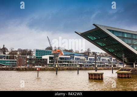 Amburgo, Germania - Marzo 2018: Dockland edificio per uffici a Edgar-Engelhard-Kai quay, pesca, porto di Amburgo Altona, fiume Elba Foto Stock