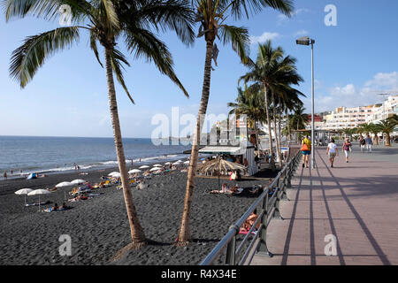 Puerto Naos, città e resort per vacanze sull'isola di La Palma Isole Canarie. Guardando da sud a nord. Foto Stock