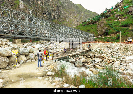 La ferrovia via attraversando giungla e collegamento di Machu Picchu village alla stazione idroelettrica, utilizzato prevalentemente per il turismo e auto Foto Stock