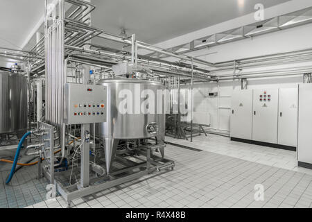 Vista generale della parte interna di una fabbrica di latte. apparecchiature presso il caseificio Foto Stock