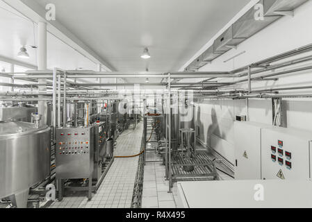 Vista generale della parte interna di una fabbrica di latte. apparecchiature presso il caseificio Foto Stock