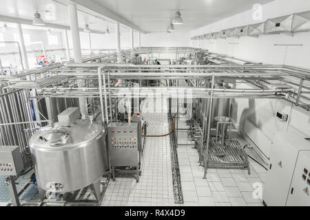 Vista generale della parte interna di una fabbrica di latte. apparecchiature presso il caseificio Foto Stock