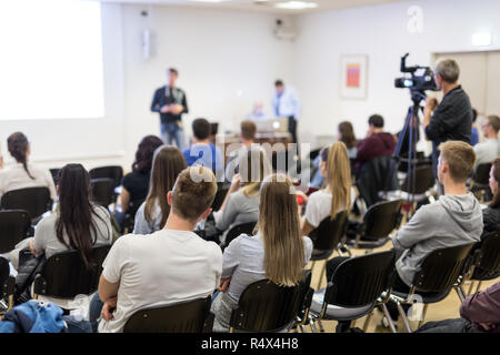 Media intervista e la tavola rotonda a popolari conferenza scientifica. Foto Stock