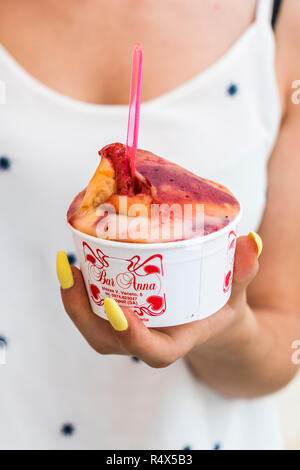 Campania, Agropoli, Costiera Cilentana, Italia - Luglio 25, 2018: Macedonia di Frutta Gelato, Bar Anna, Agropoli Vecchia Foto Stock