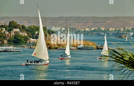 Egitto ASWAN sul Nilo tre feluche e turisti navigando sul fiume Foto Stock