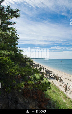 Truro, Cape Cod, MA: scale che portano alla spiaggia Foto Stock