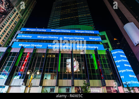 La città di New York, Stati Uniti d'America - 30 Luglio 2018: Sede di Morgan Stanley in notturna su Broadway Avenue vicino a Times Square con grandi schermi pubblicitari in Foto Stock