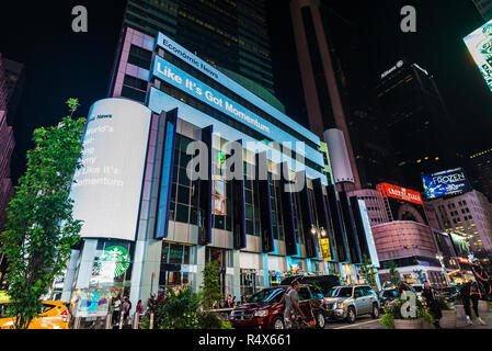 La città di New York, Stati Uniti d'America - 30 Luglio 2018: Sede di Morgan Stanley in notturna su Broadway Avenue vicino a Times Square con le persone intorno e grandi adver Foto Stock