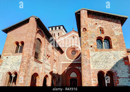 I mattoni in cotto, archi a tutto sesto facciata e i portici dei Santi rurale Nazarius e Celso abbazia di San Nazzaro Sesia, Regione Piemonte, Italia Foto Stock