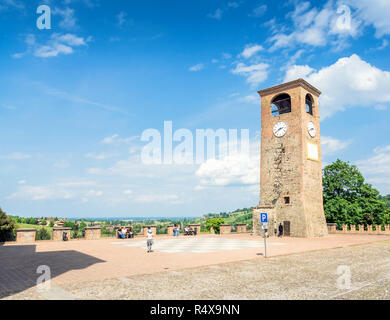 Castelvetro, Italia - 25 Aprile 2017: giornata di vista della piazza principale e gli edifici medievali di Castelvetro di Modena, Italia. Castelvetro è noto per i suoi 6 m Foto Stock