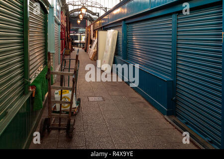 Un corridoio di bancarelle nel mercato di Dewsbury Foto Stock