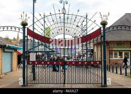 People shopping nel Mercato di Dewsbury Foto Stock