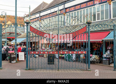 People shopping nel Mercato di Dewsbury Foto Stock