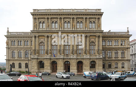 BUDAPEST, Ungheria - 13 luglio: l'Accademia delle scienze ungherese a Budapest il 13 luglio 2015. Istruzione MTA Accademia edificio della società presso la banca di Foto Stock
