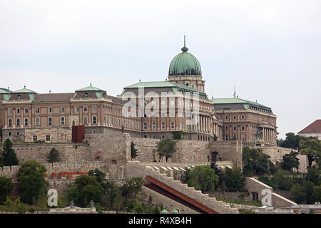 BUDAPEST, Ungheria - 13 Luglio: il Castello di Buda a Budapest il 13 luglio 2015. Storico Royal Palace a Castle Hill a Budapest, Ungheria. Foto Stock